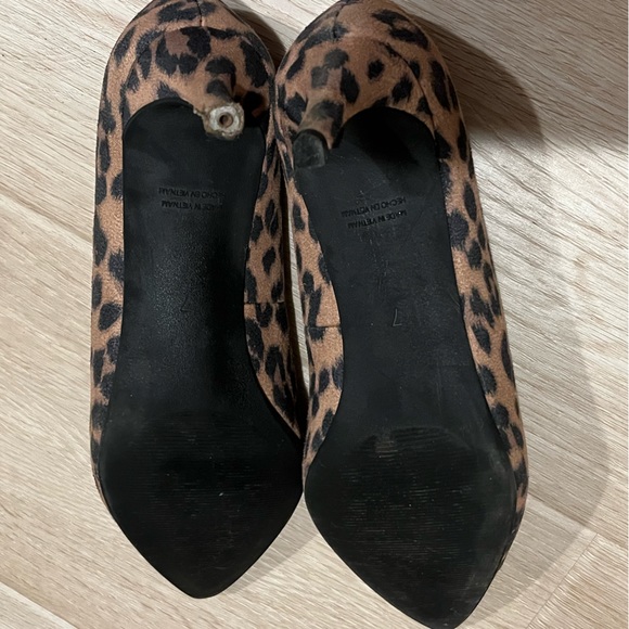 Old Navy | Leopard Print Kitten Heels | 7 - Picture 3 of 6